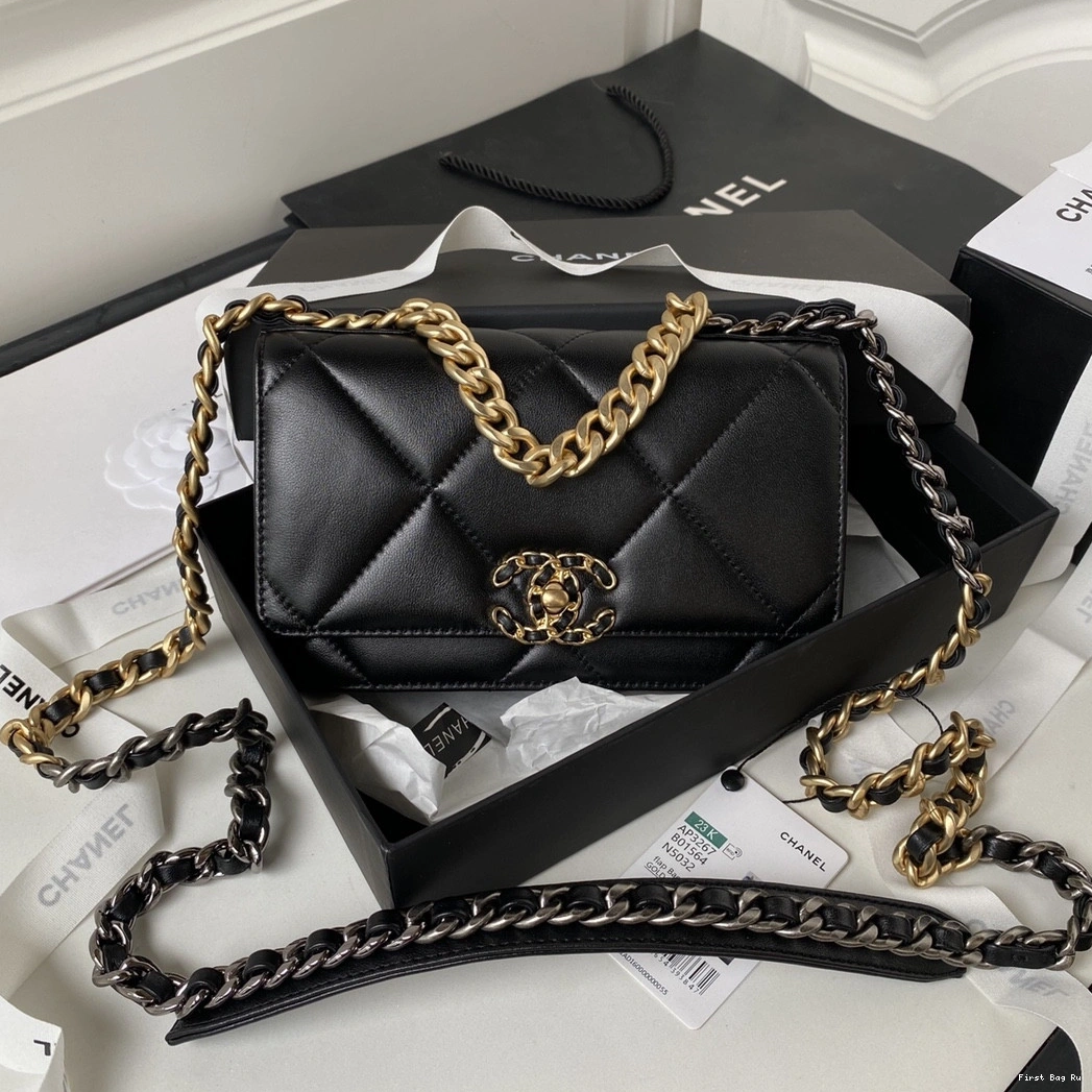 19 ON CHAIN WALLET CHANEL 0714